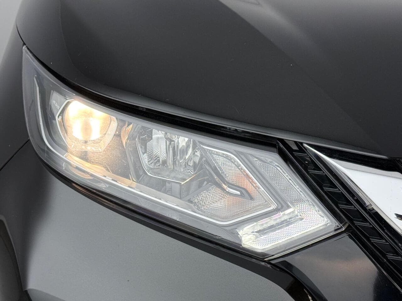 Nissan Qashqai thumbnail Lights Front