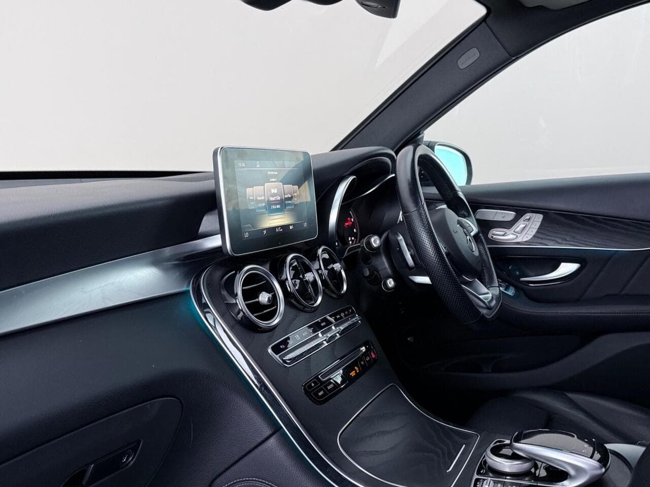 Mercedes-Benz GLC thumbnail Interior Front