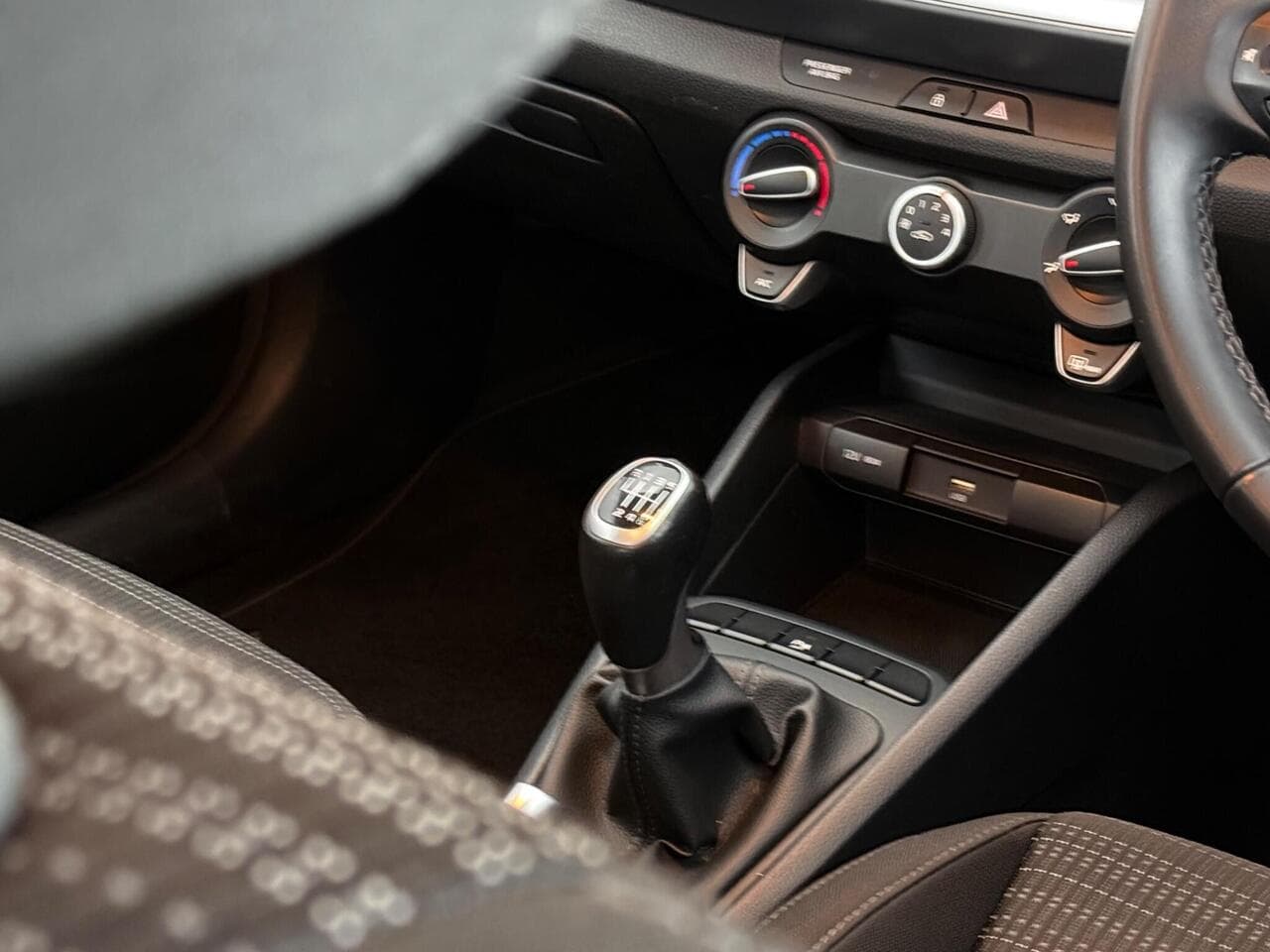 Kia Stonic thumbnail Interior Front