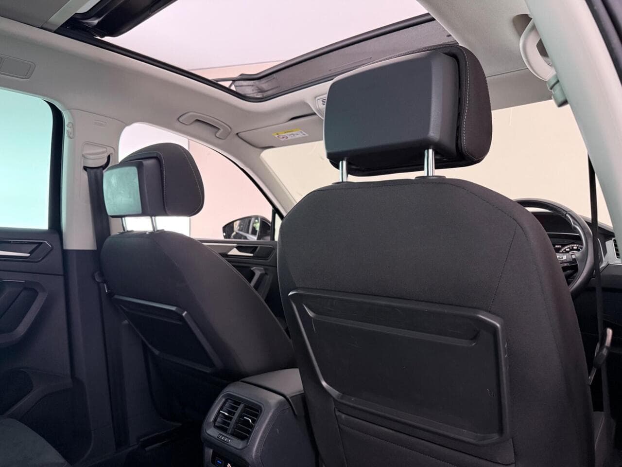 Volkswagen Tiguan thumbnail Seats Rear