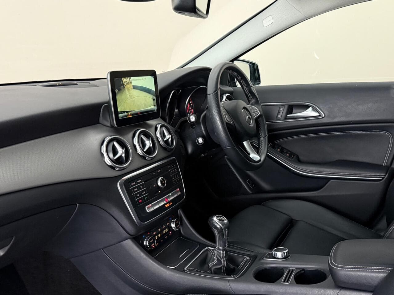 Mercedes-Benz GLA thumbnail Interior Front