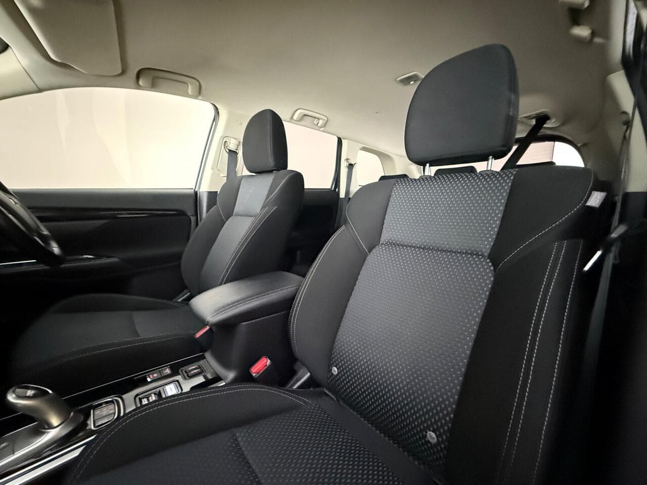 Mitsubishi Outlander thumbnail Seat Front Passenger
