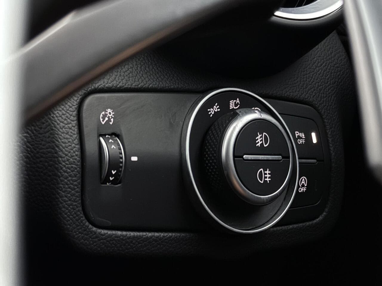 Alfa Romeo Stelvio thumbnail Misc Controls