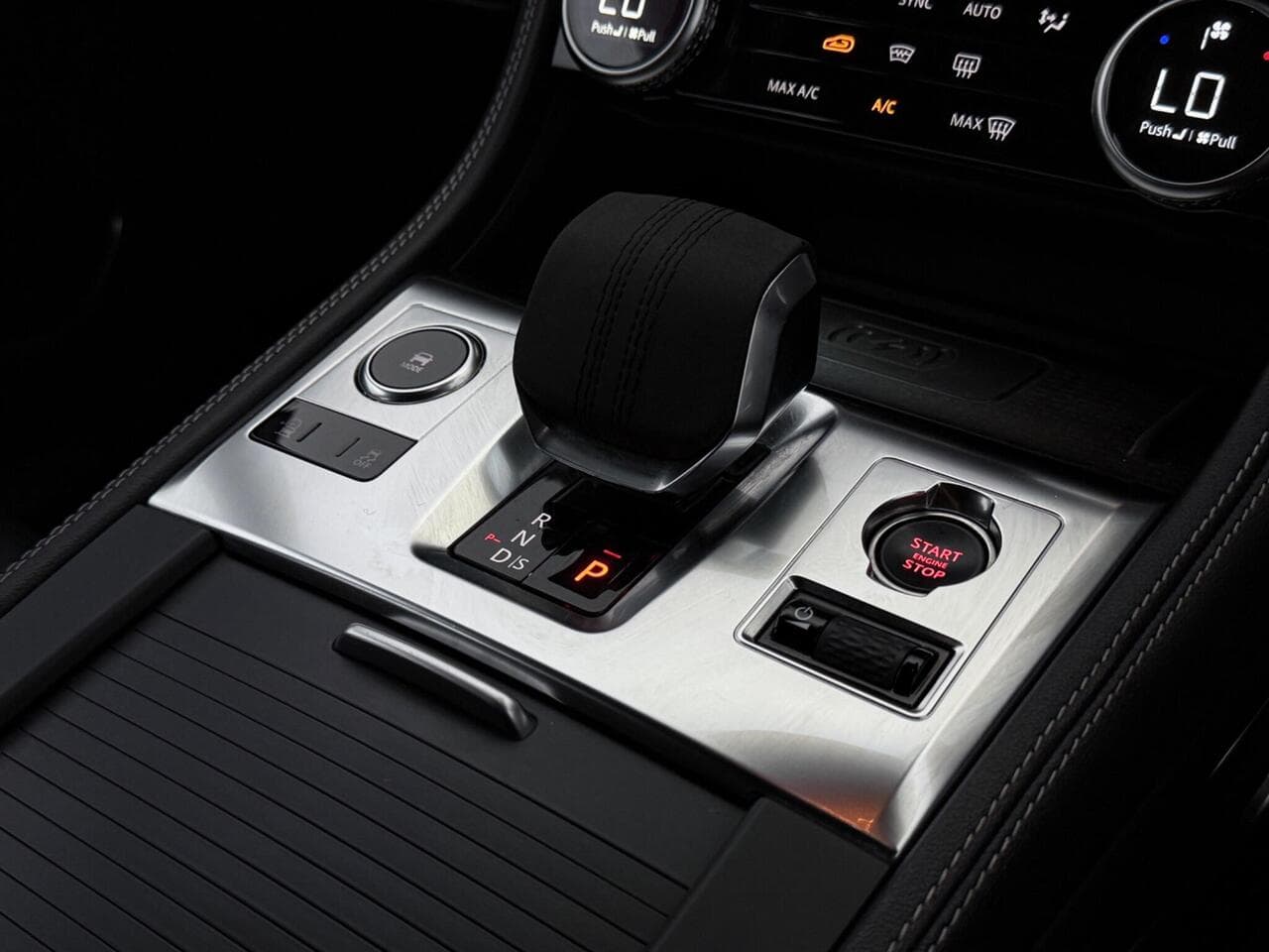 Jaguar F-PACE thumbnail Interior Front