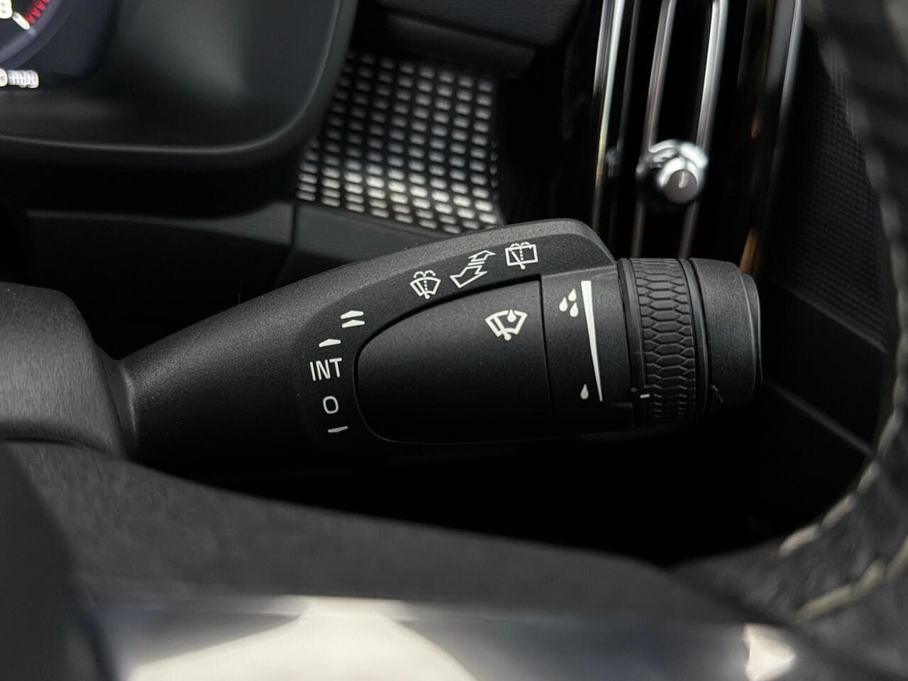 Volvo XC40 thumbnail Misc Controls