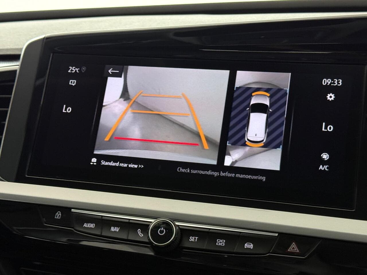 Vauxhall Grandland thumbnail Infotainment System