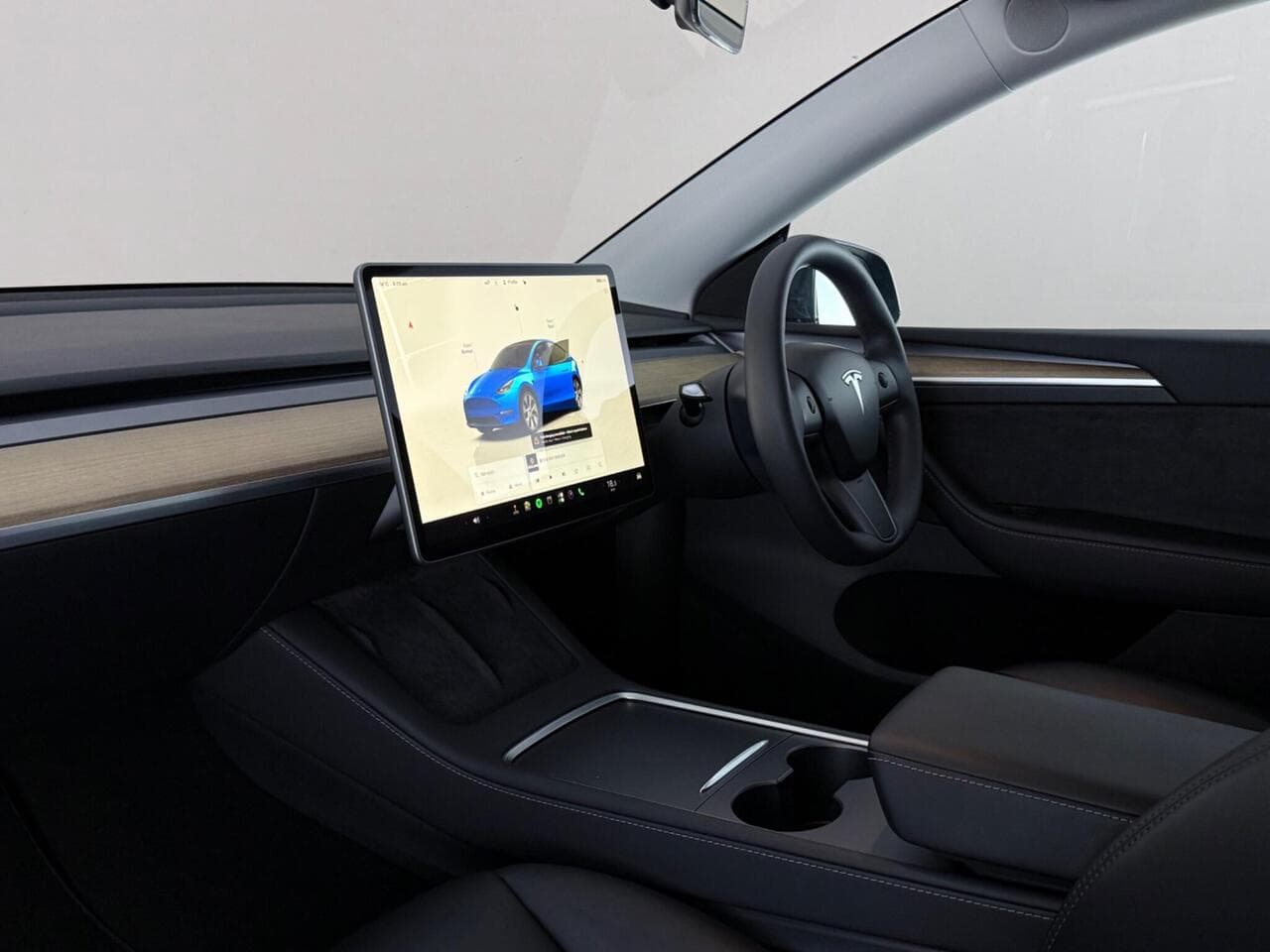 Tesla Model Y thumbnail Interior Front