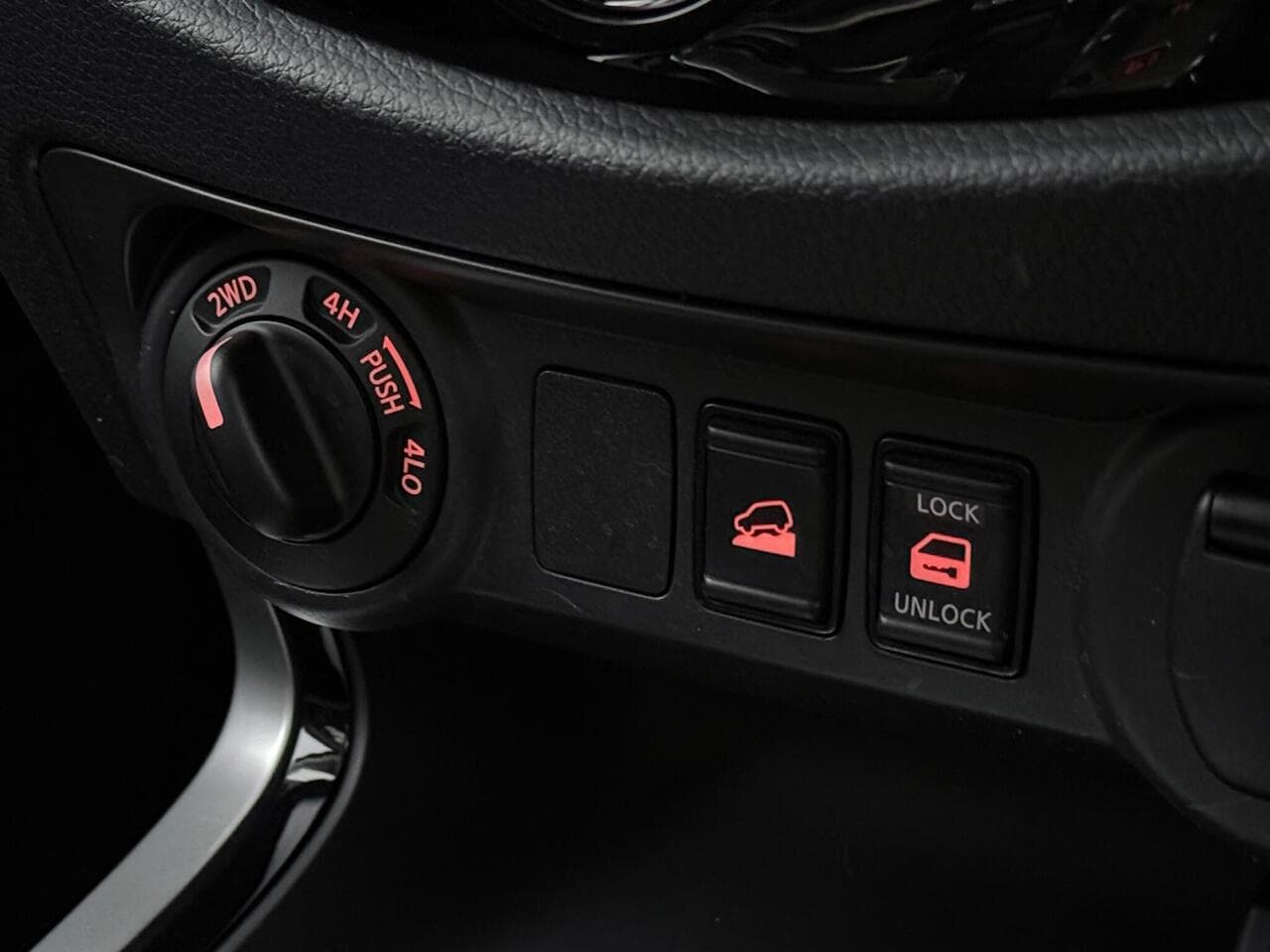 Nissan Navara thumbnail Misc Controls