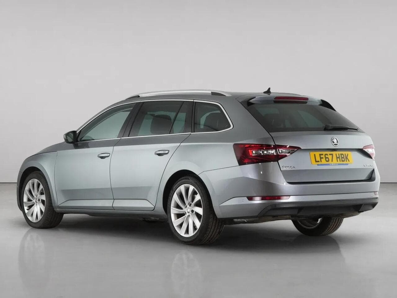 Skoda Superb thumbnail Rear Left