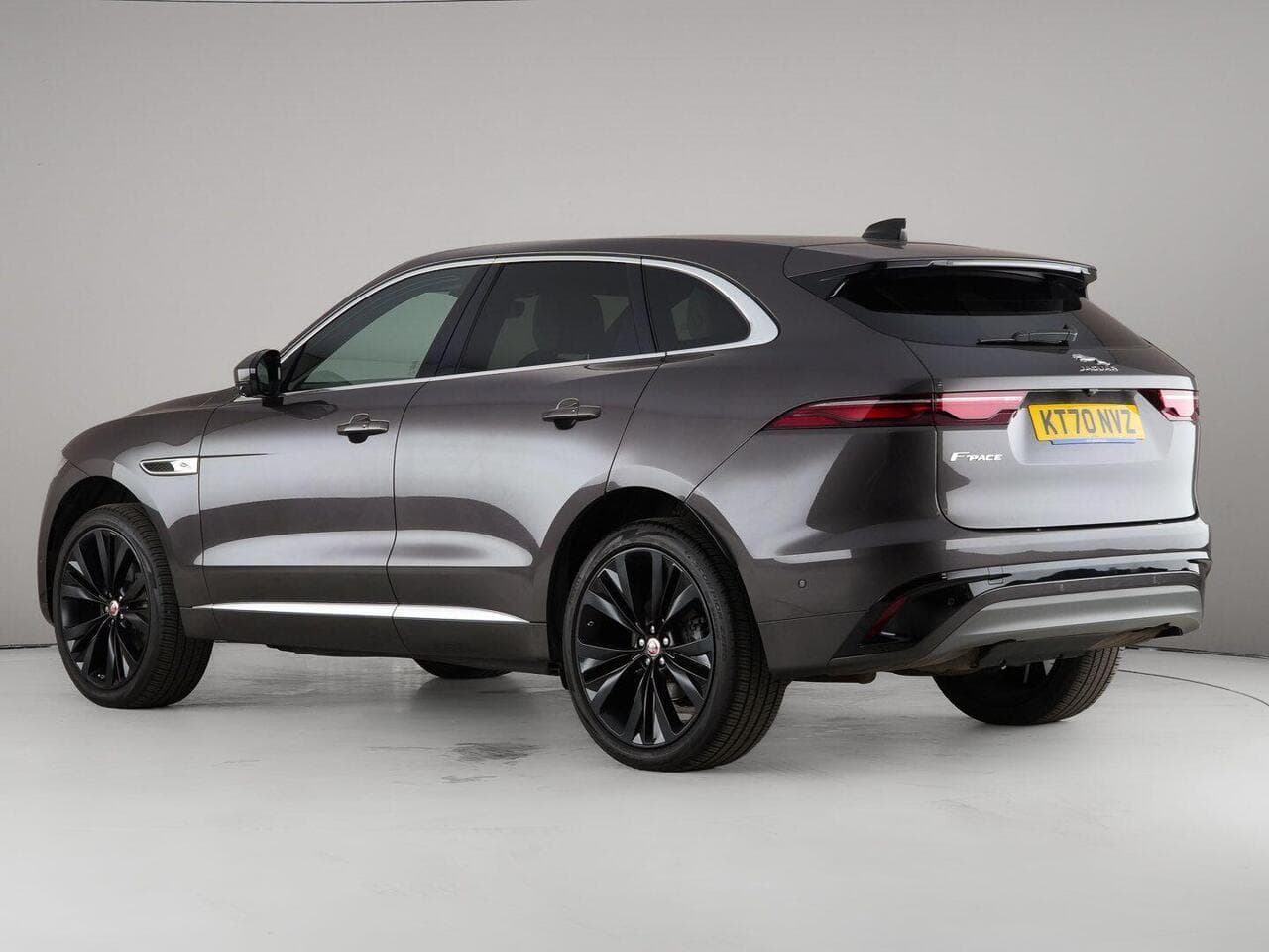 Jaguar F-PACE thumbnail Rear Left