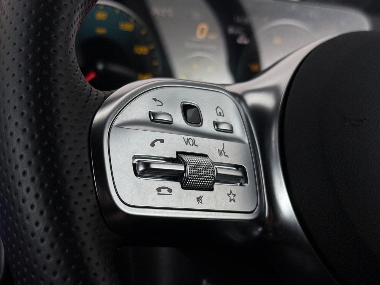 Mercedes-Benz GLA thumbnail Misc Controls