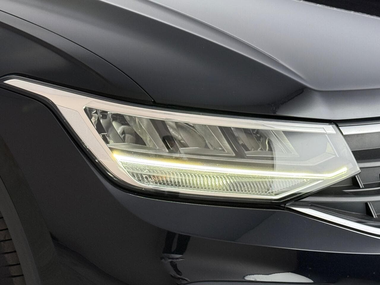 Volkswagen Tiguan thumbnail Lights Front