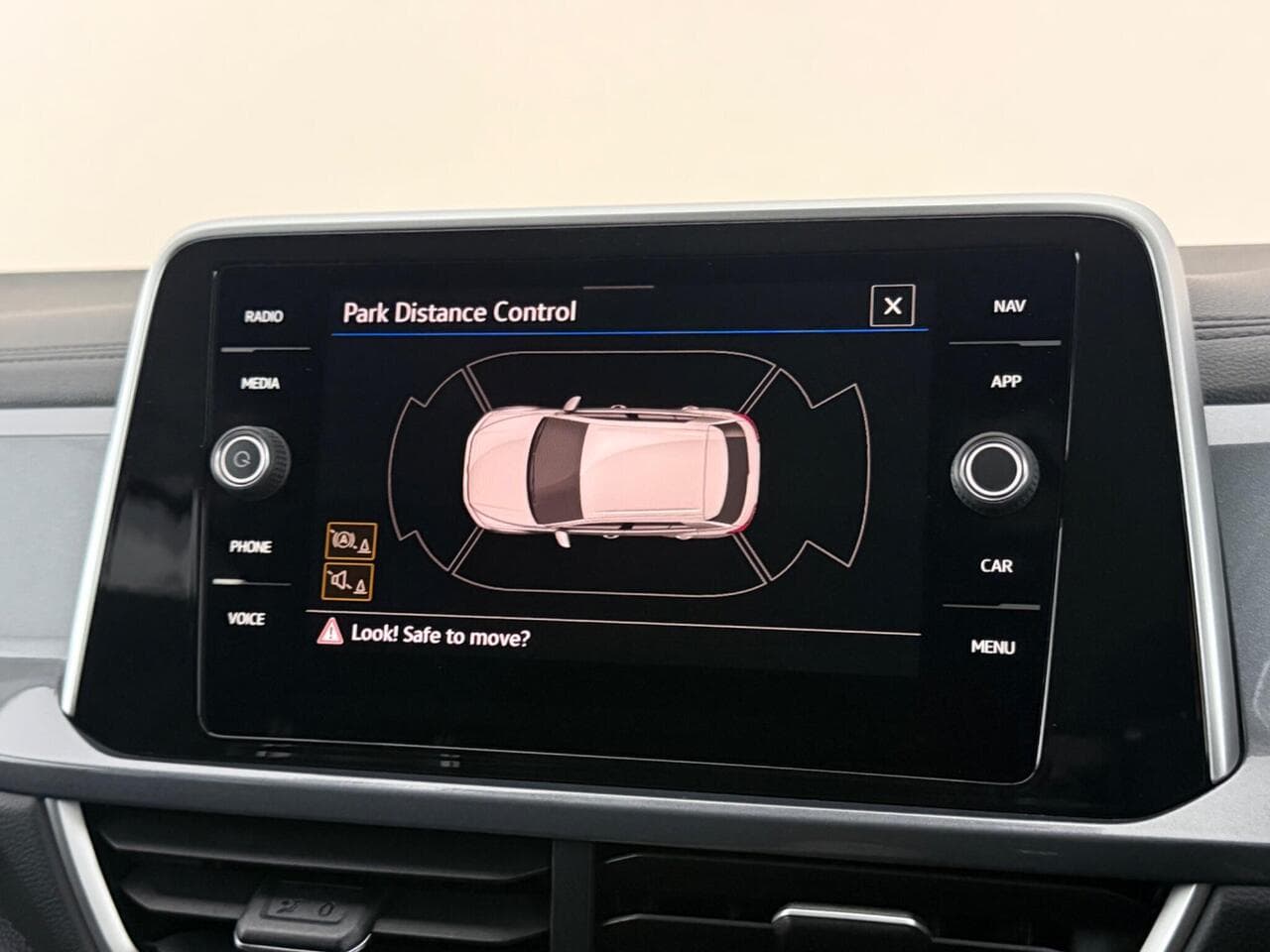 Volkswagen T-Roc thumbnail Infotainment System