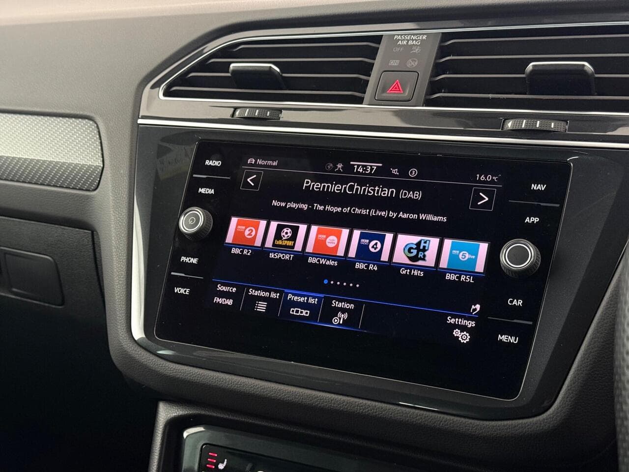 Volkswagen Tiguan thumbnail Infotainment System