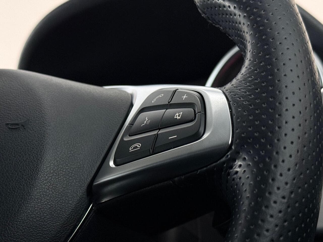 Mercedes-Benz GLE thumbnail Misc Controls
