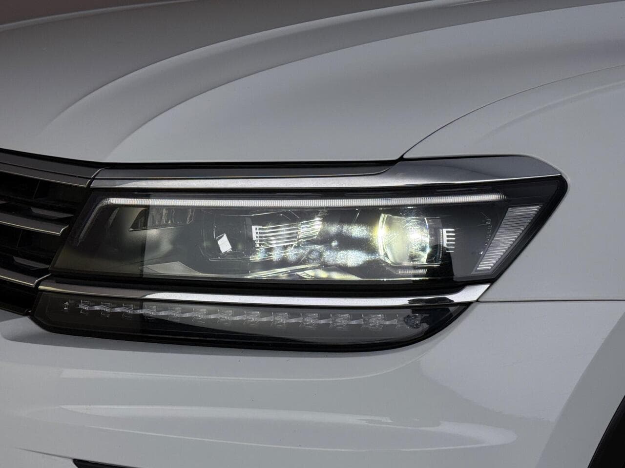 Volkswagen Tiguan thumbnail Lights Front