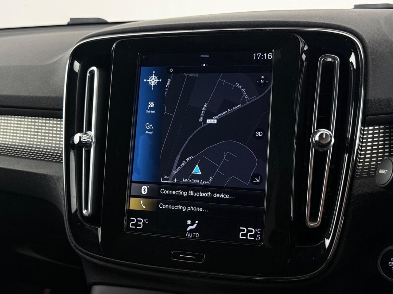 Volvo XC40 thumbnail Infotainment System
