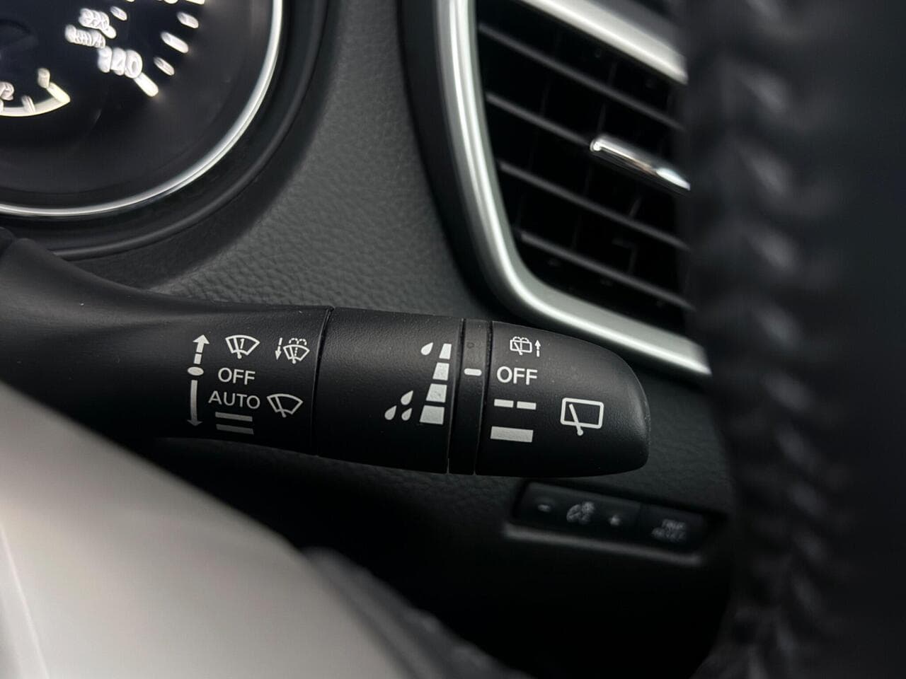 Nissan Qashqai thumbnail Misc Controls