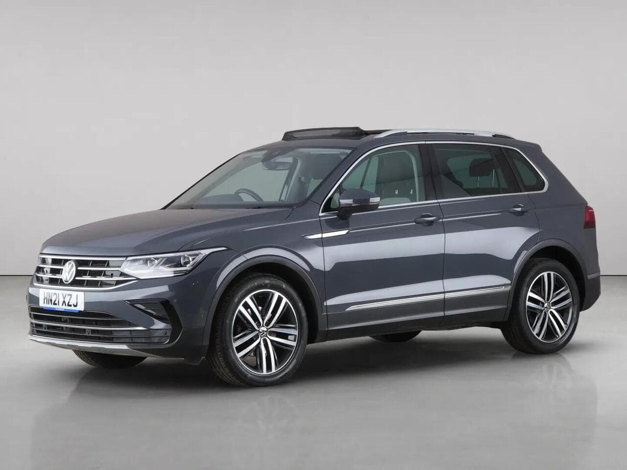 Volkswagen Tiguan thumbnail Front Left