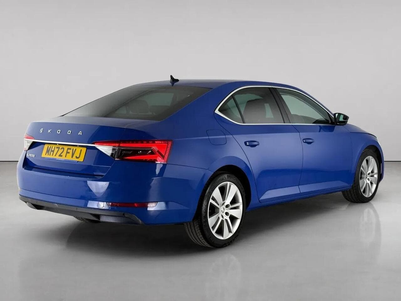 Skoda Superb thumbnail Rear Right