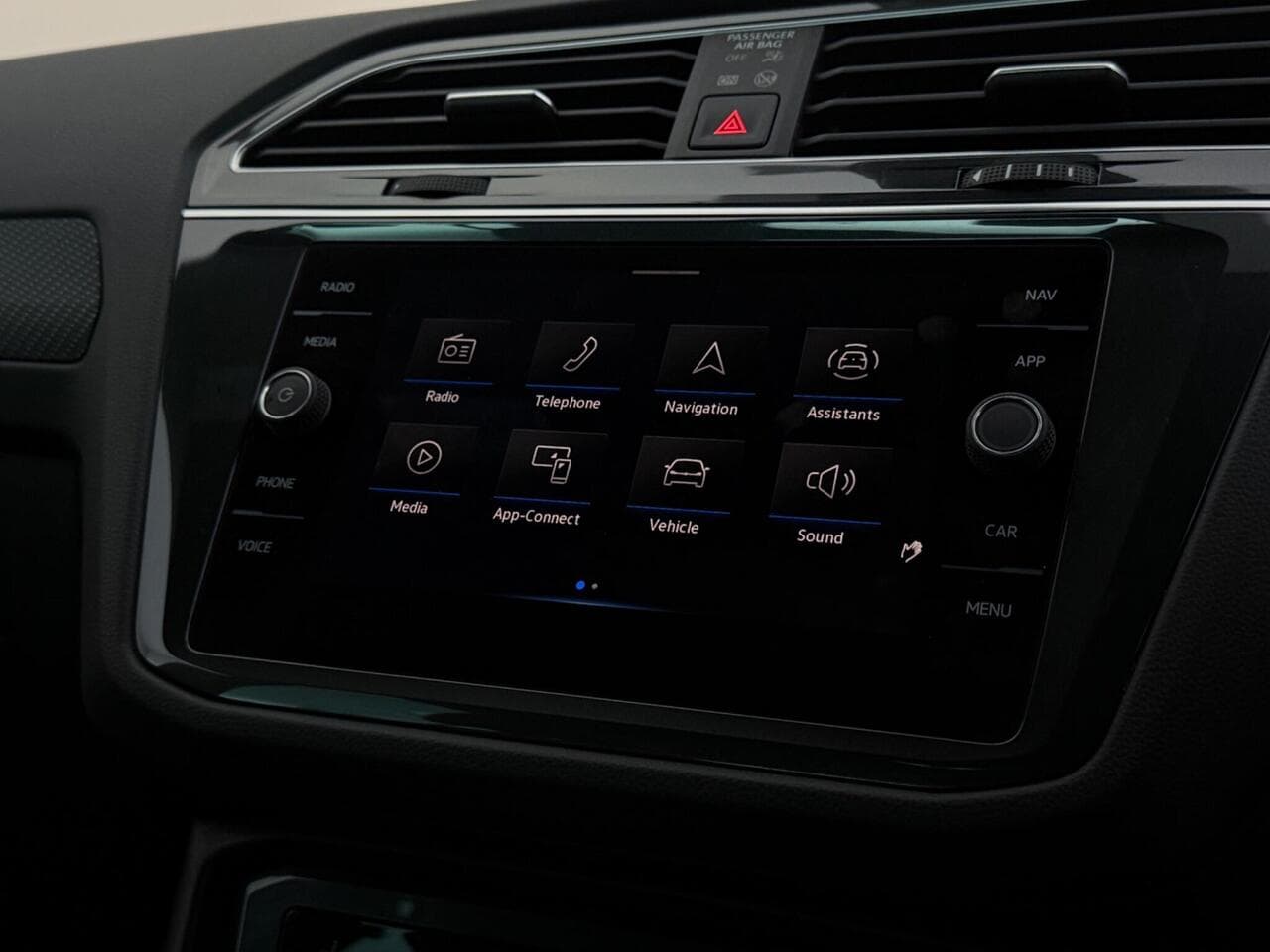Volkswagen Tiguan thumbnail Infotainment System