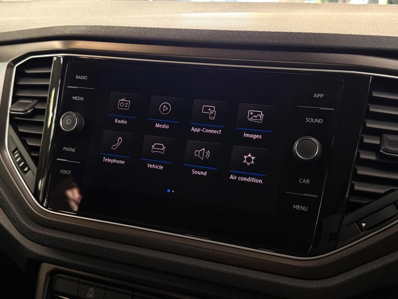 Volkswagen T-Roc thumbnail Infotainment System