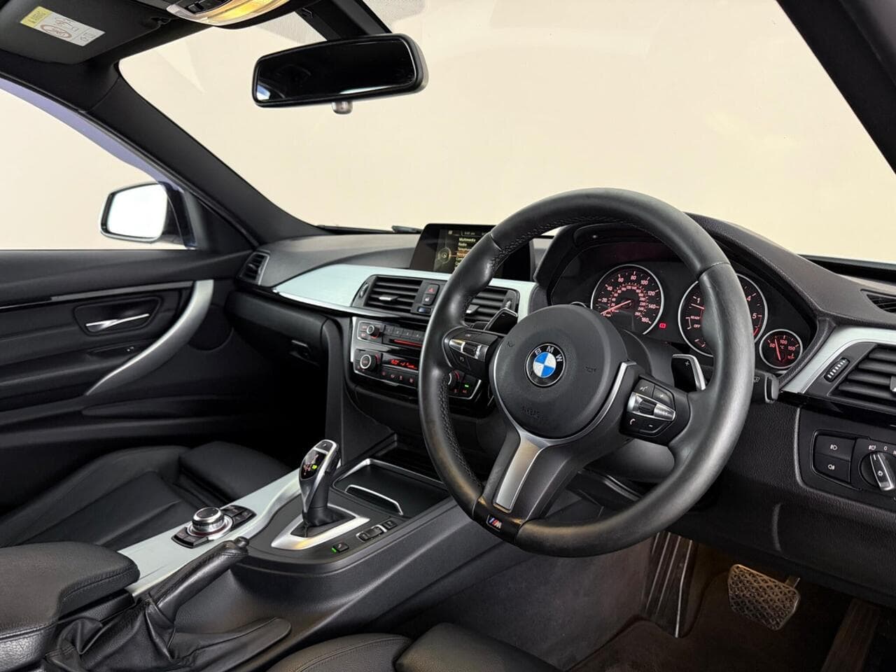 BMW 3 Series thumbnail Interior Front