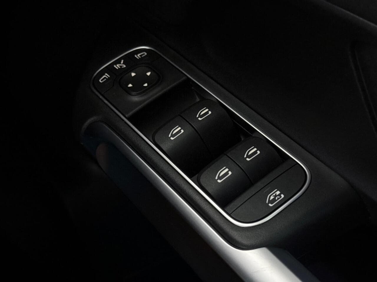 Mercedes-Benz GLB thumbnail Misc Controls
