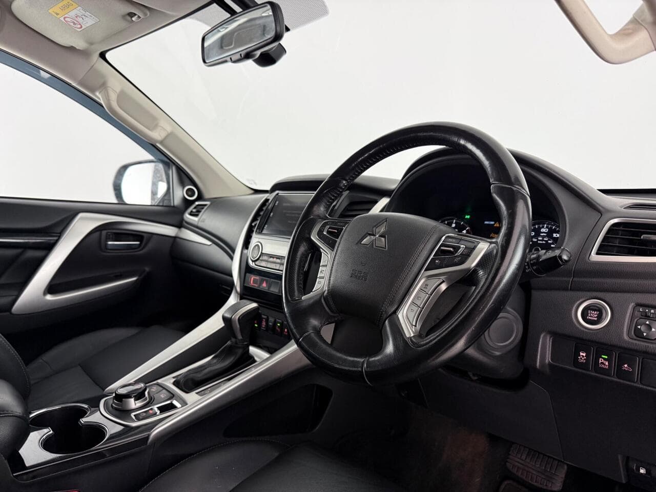Mitsubishi Shogun Sport thumbnail Interior Front