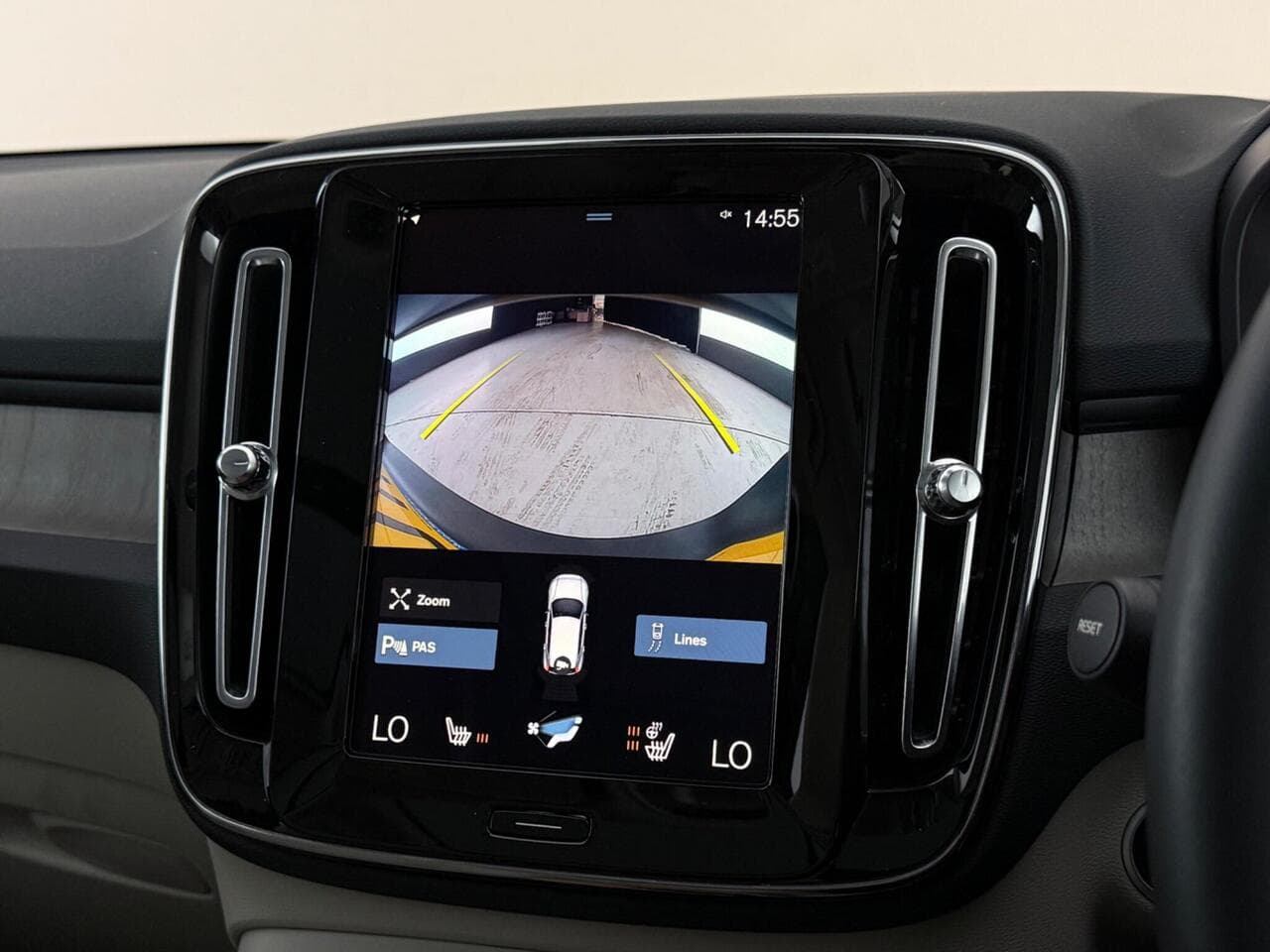 Volvo XC40 thumbnail Infotainment System