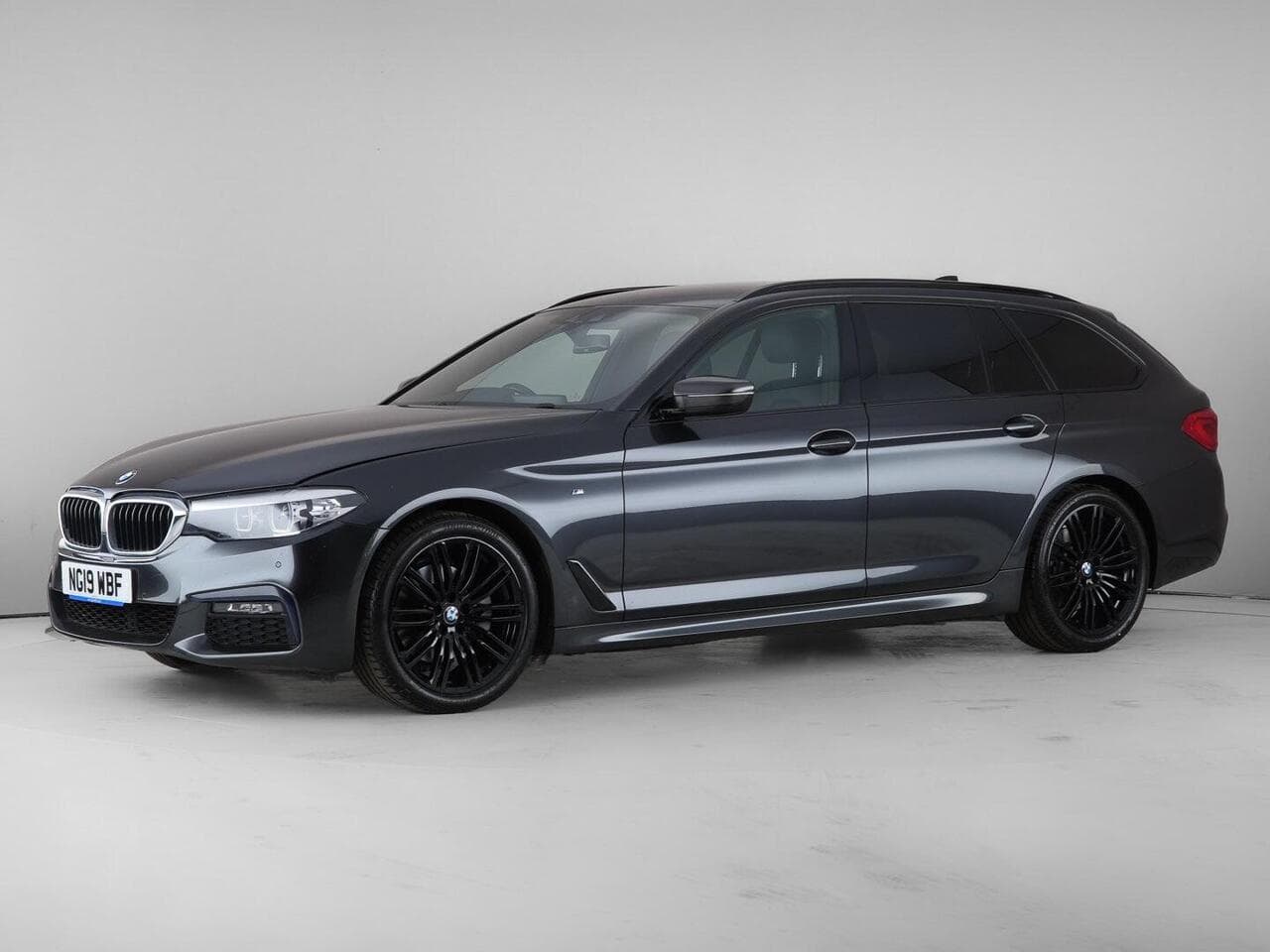 BMW 5 Series thumbnail Front Left