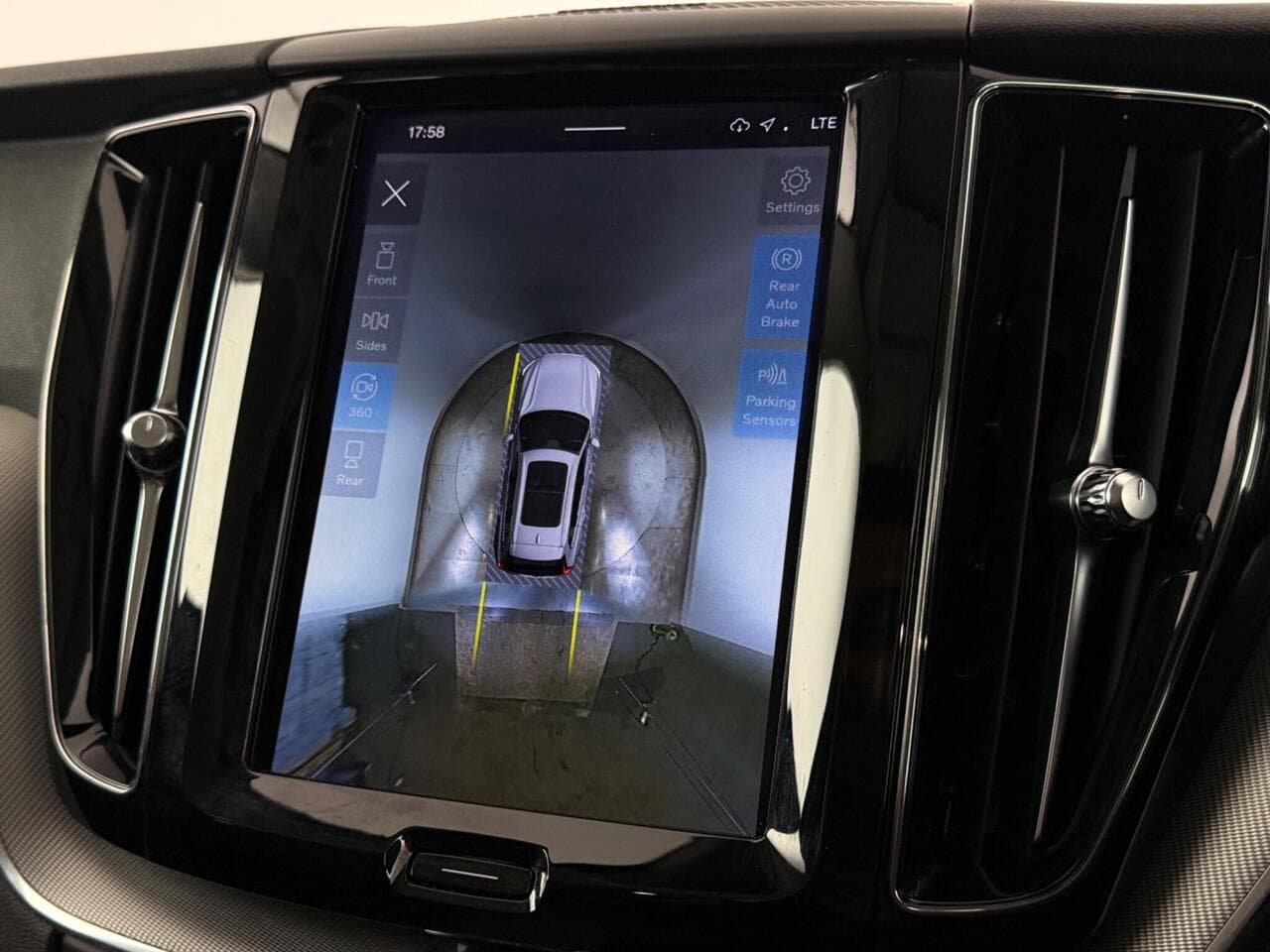 Volvo XC60 thumbnail Infotainment System