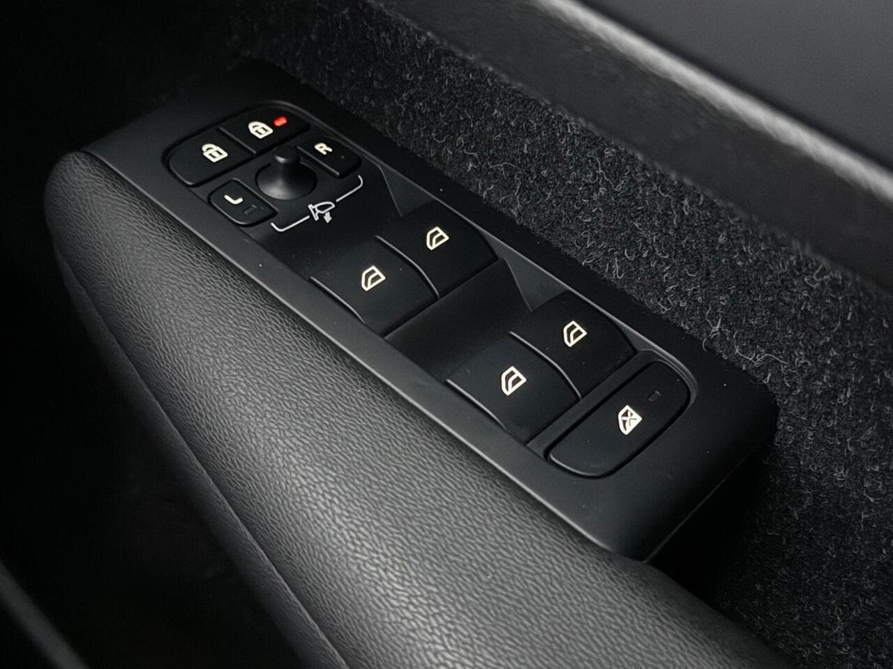 Volvo XC40 thumbnail Misc Controls