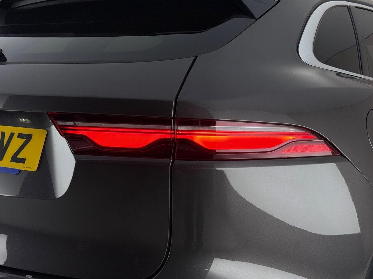 Jaguar F-PACE thumbnail Lights Rear