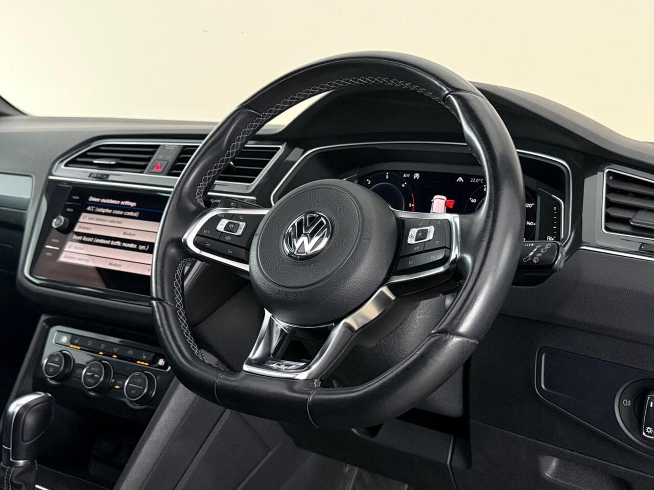 Volkswagen Tiguan thumbnail Steering Wheel