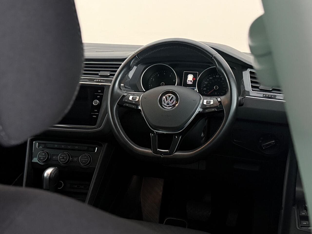 Volkswagen Tiguan thumbnail Steering Wheel