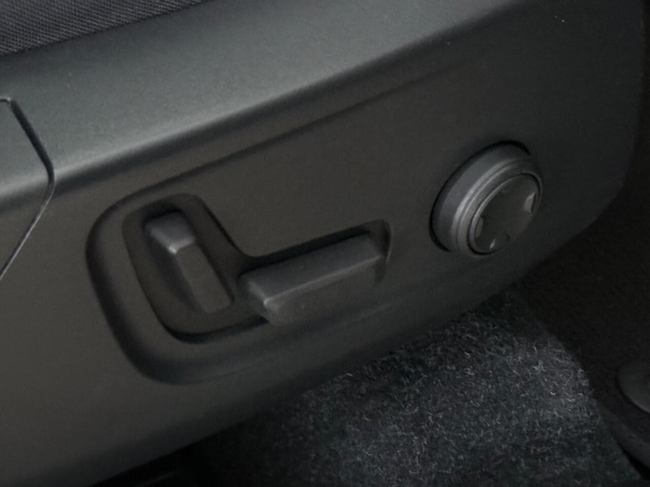 Volvo XC40 thumbnail Misc Controls