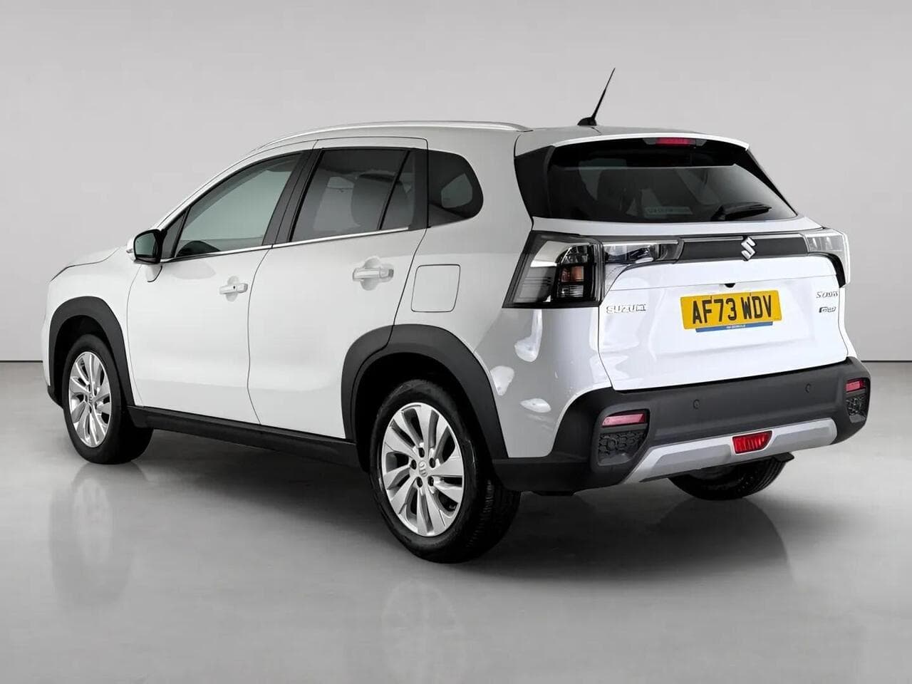 Suzuki S-Cross thumbnail Rear Left