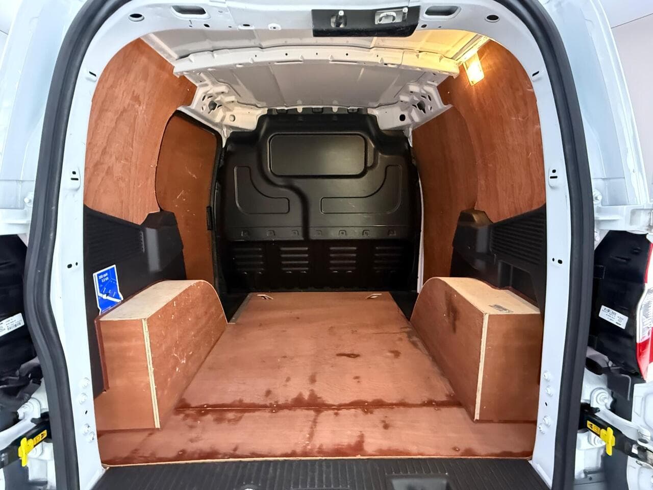 Ford Transit Courier thumbnail Cargo Space