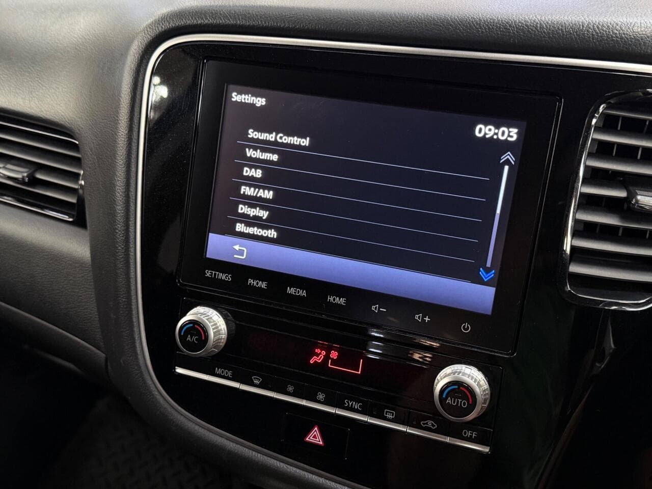 Mitsubishi Outlander thumbnail Infotainment System