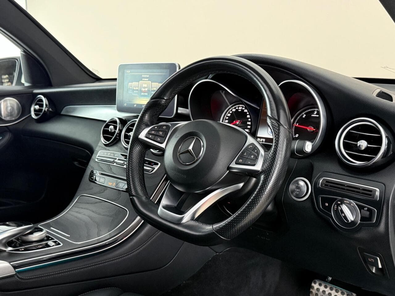 Mercedes-Benz GLC thumbnail Interior Front