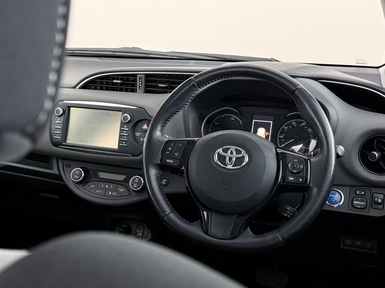 Toyota Yaris thumbnail Steering Wheel