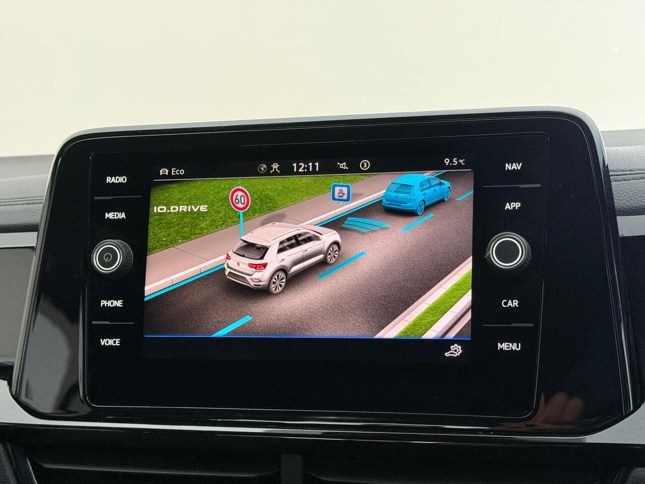 Volkswagen T-Roc thumbnail Infotainment System