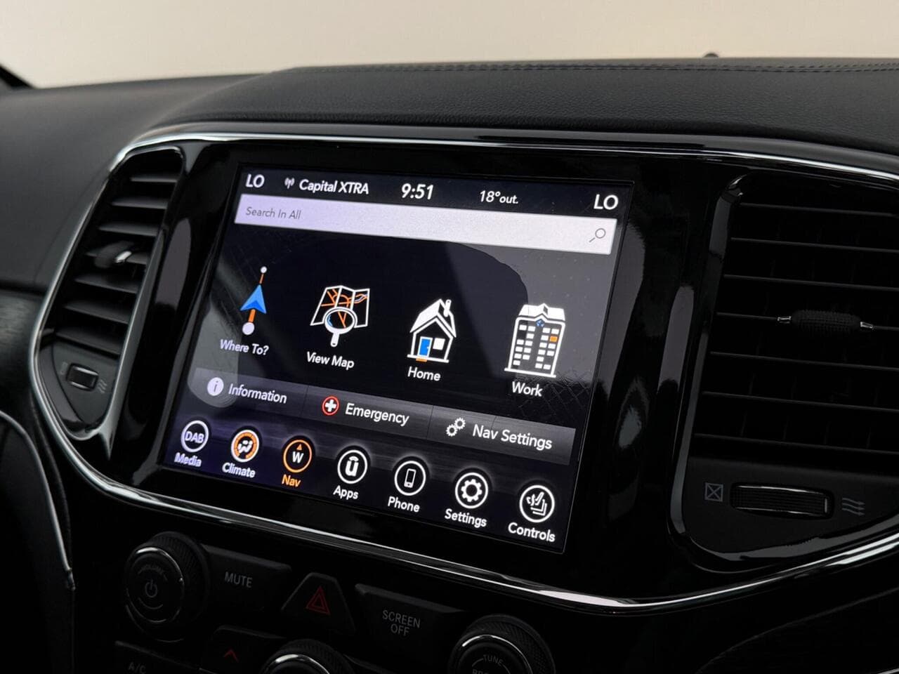 Jeep Grand Cherokee thumbnail Infotainment System