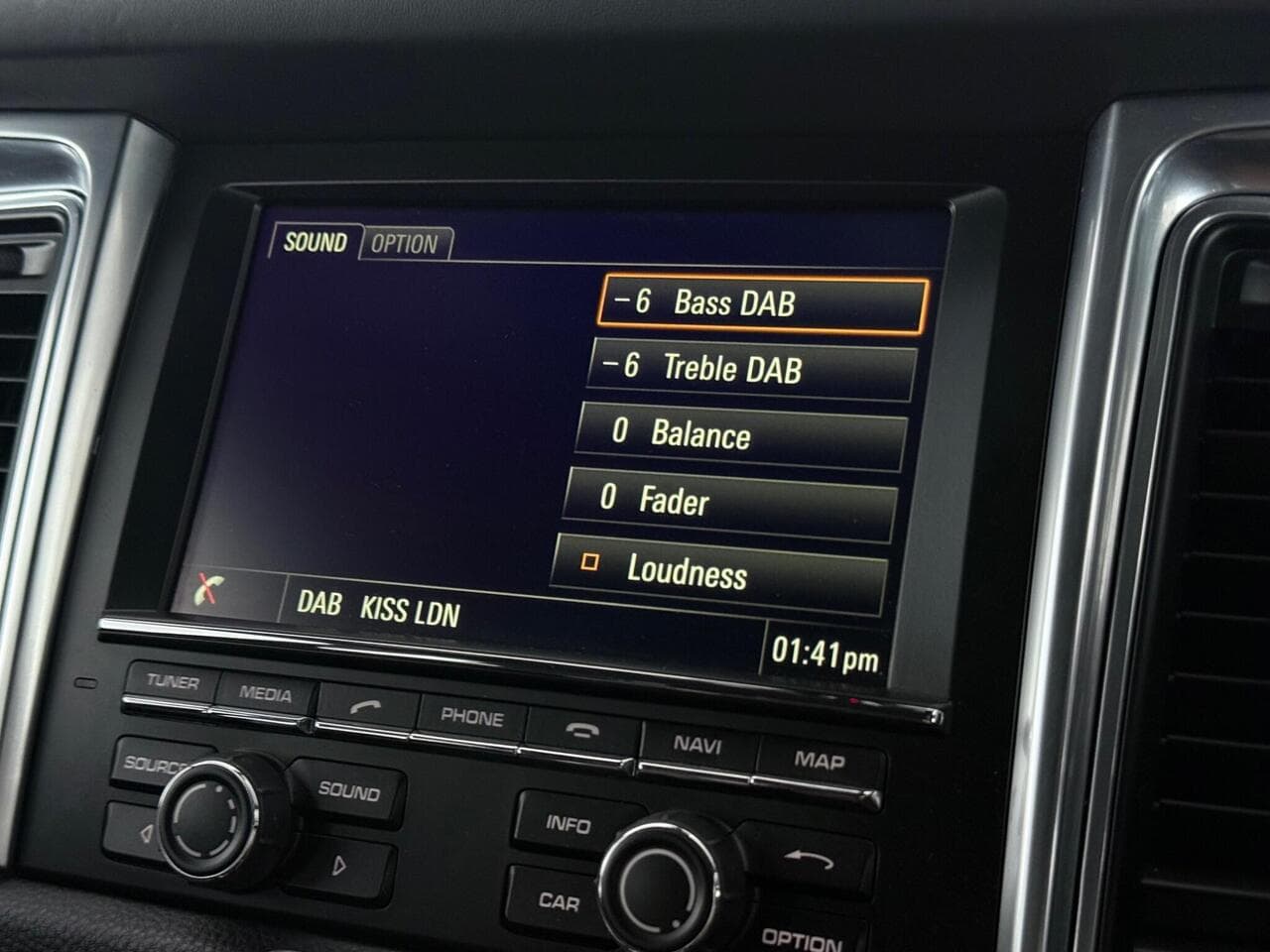 Porsche Macan thumbnail Infotainment System