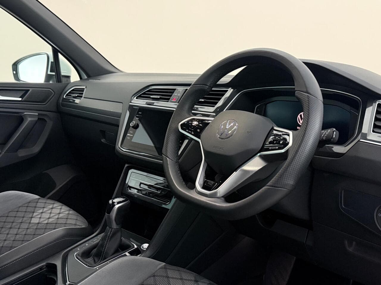 Volkswagen Tiguan thumbnail Interior Front