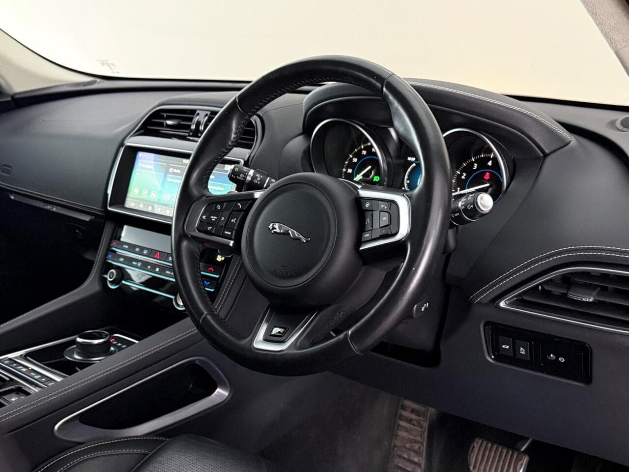 Jaguar F-PACE thumbnail Steering Wheel