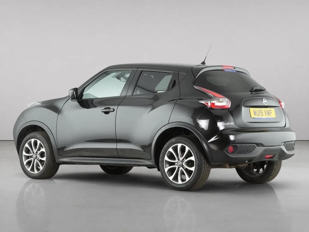 Nissan Juke thumbnail Rear Left