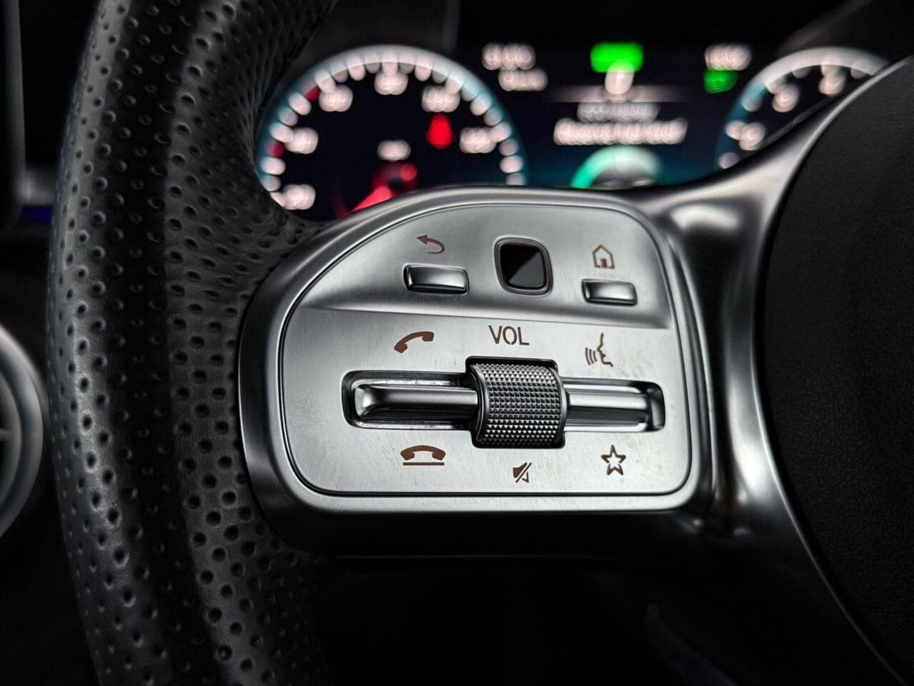 Mercedes-Benz GLC thumbnail Misc Controls