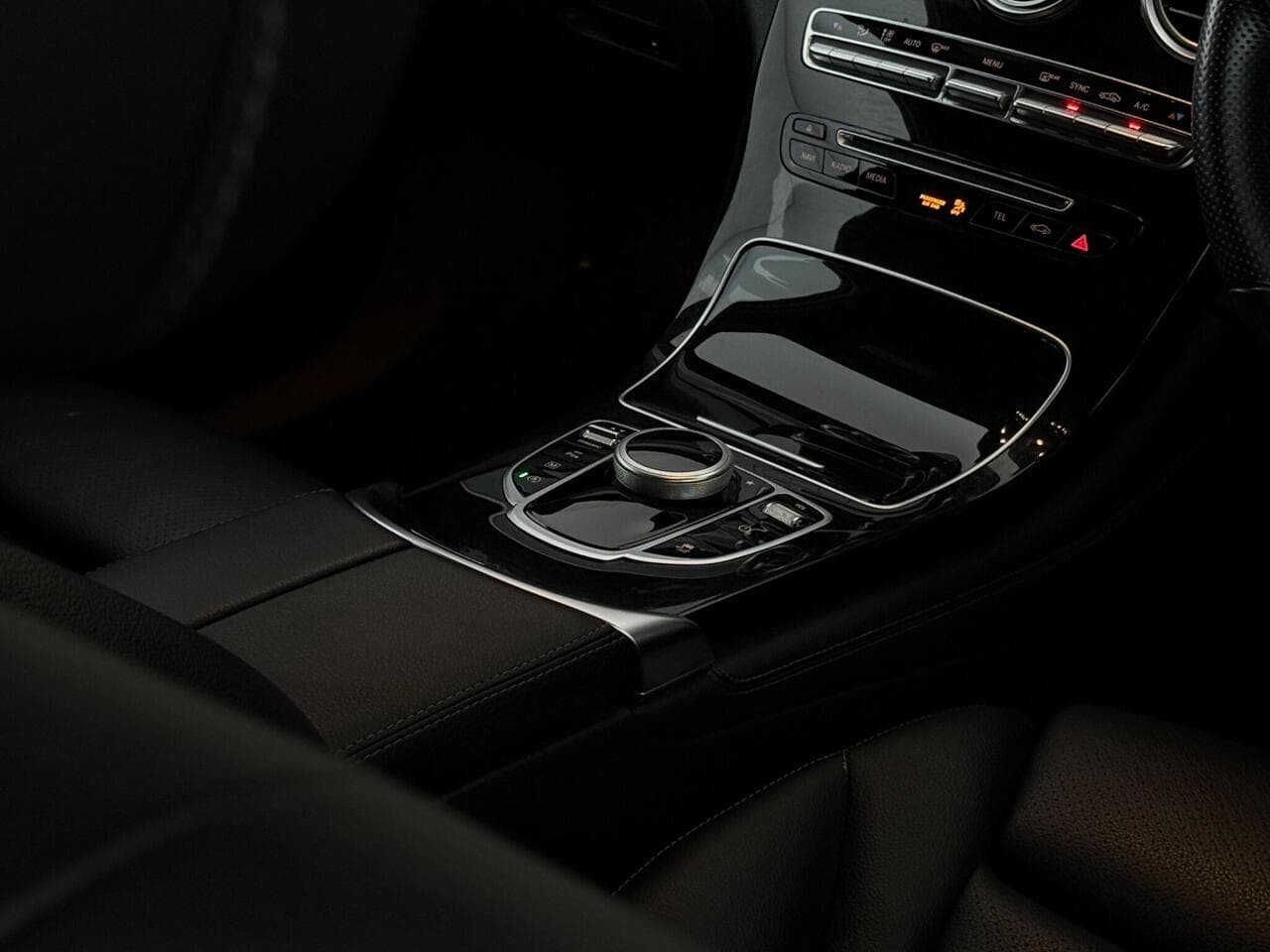 Mercedes-Benz GLC thumbnail Interior Front